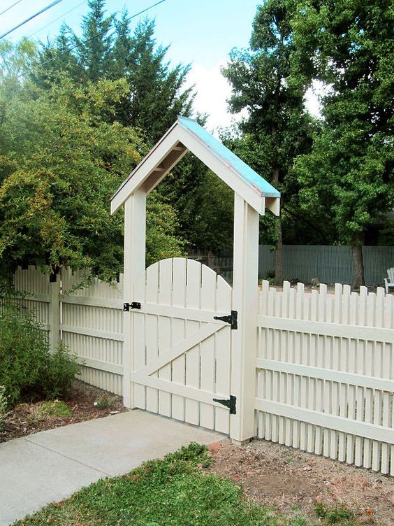 Get People's Attention with Beautiful Front Yard Fence | DecorTrendy
