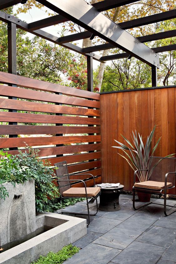 Horizontal Fence: Wooden Pallet Fence