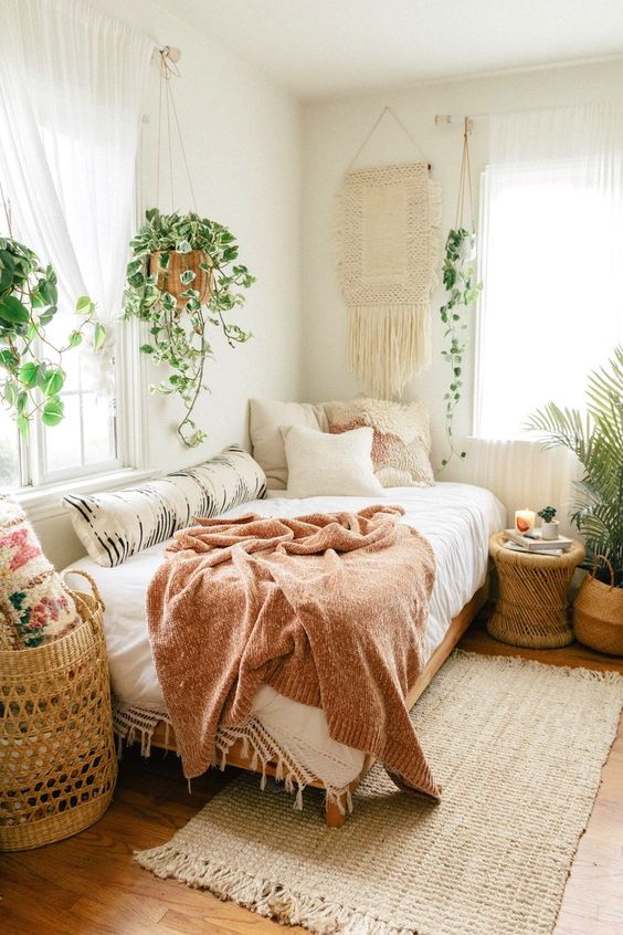 Cozy Bedroom Ideas: Small Decorative Room