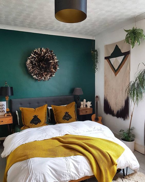 Green Bedroom Ideas: Striking Green Accent