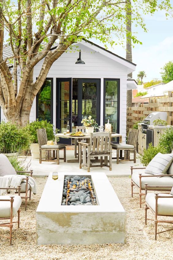 Backyard Sitting Area Ideas: Elegantly Casual Decor