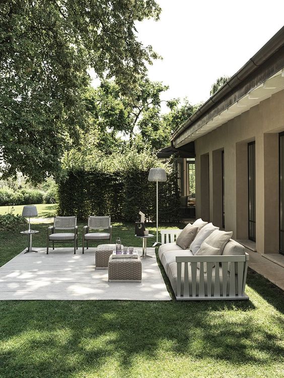 Backyard Sitting Area Ideas: Simple Sitting Decor