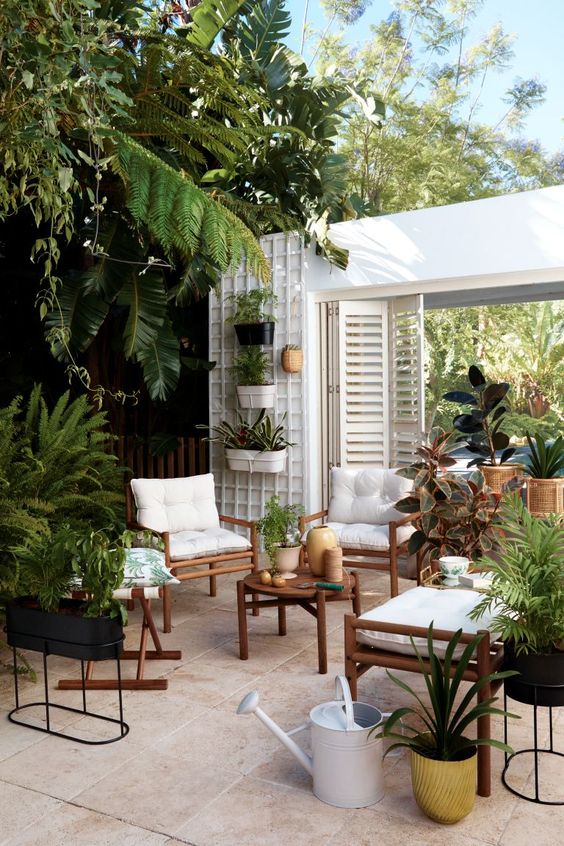 Outdoor Patio Ideas: Fresh Tropical Decor