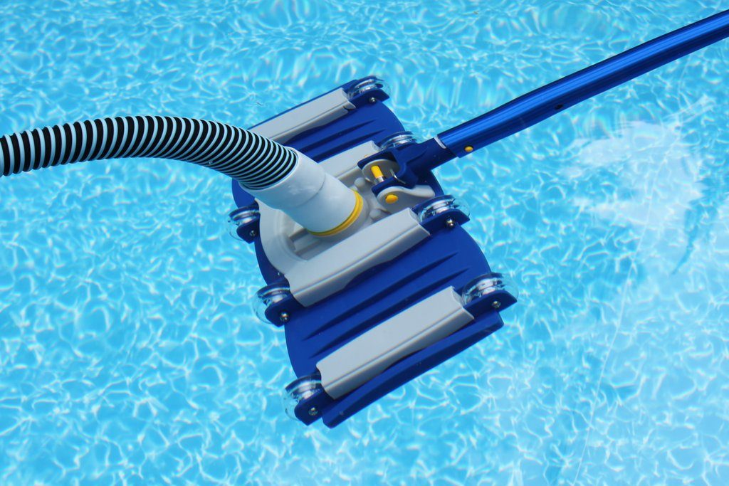 How to Vacuum Swimming Pool Manually 1